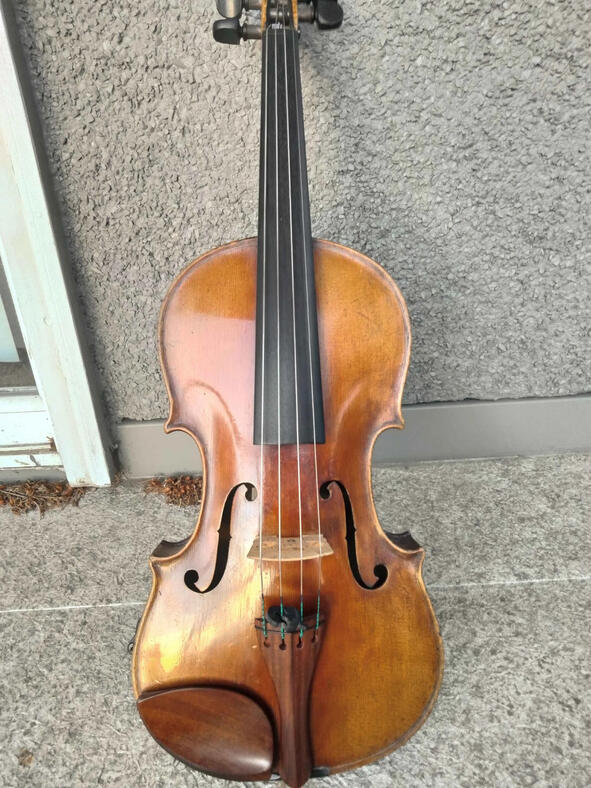 Image of a viola and its bow.